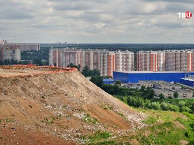 Кучинский мусорный полигон в Балашихе на фоне жилых домов. Фото: ТВ Центр