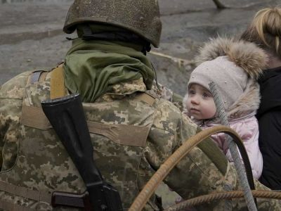 Эвакуация украинских детей из Ирпеня. Фото: AP Photo