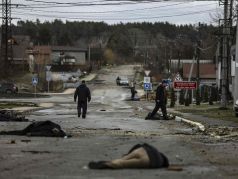 Тела на улице в городе Буча. Фото: Ronaldo Schemidt / AFP