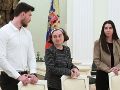 Александр Труфанов, его мать Елена и невеста Сапир Коэн. Стоп-кадр из видео пресс-службы Кремля